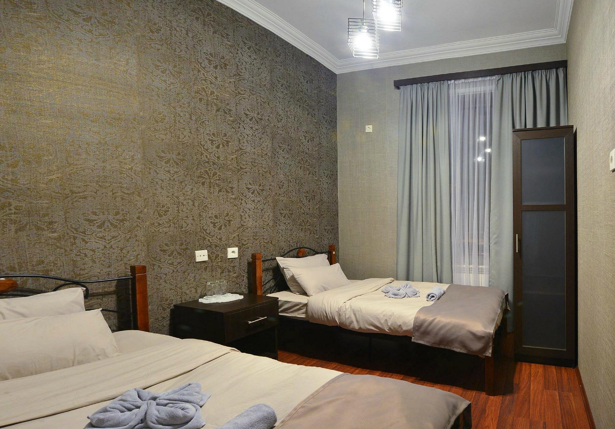 Take advantage of a discount on a standard room for 3 guests at Ponto Gallery.  image 1