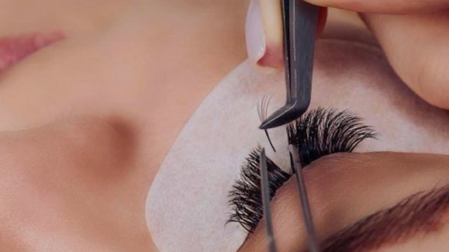 Take advantage of the discount on classic eyelash extensions at Beauty Workshop LM. image 0