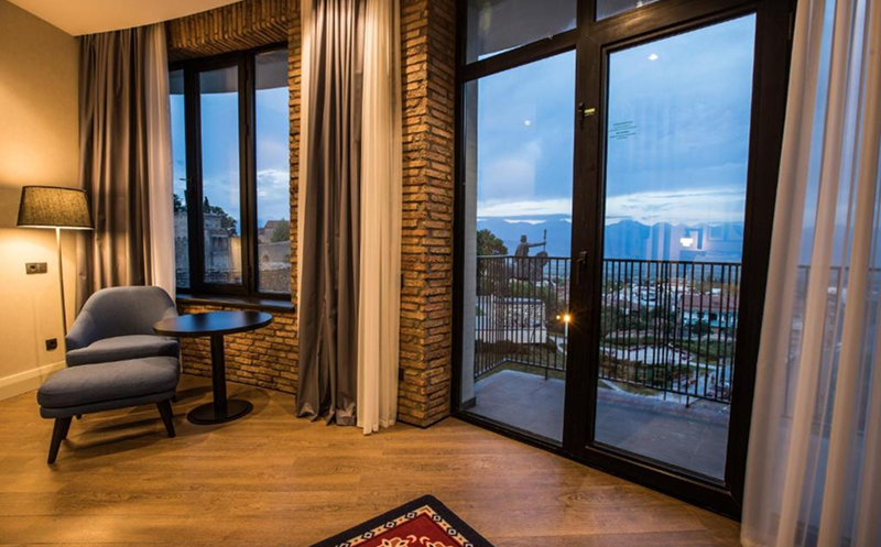 გაატარე დაუვიწყარი დრო მეგობრებთან ერთად ჰოლიდეი ინნ თელავში 6