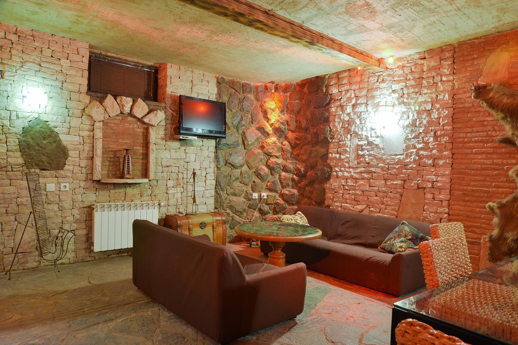 Take advantage of a discount on a standard room for 3 guests at Ponto Gallery.  image 0