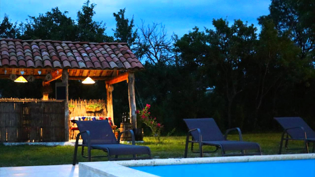 ისარგებლე ფასდაკლებით ერთჯერადი ვიზიტით ღია საცურაო აუზზე ჟებოტა გარდენი | Hotel Zhebota Garden -ში. image 6