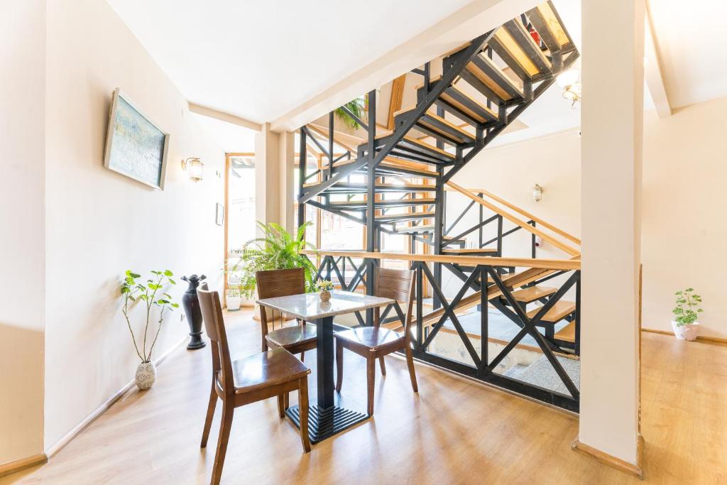 გაატარე დასვენების დღეები საყვარელ ადამიანებთან ერთად სასტუმრო ძველ სეტში image 9