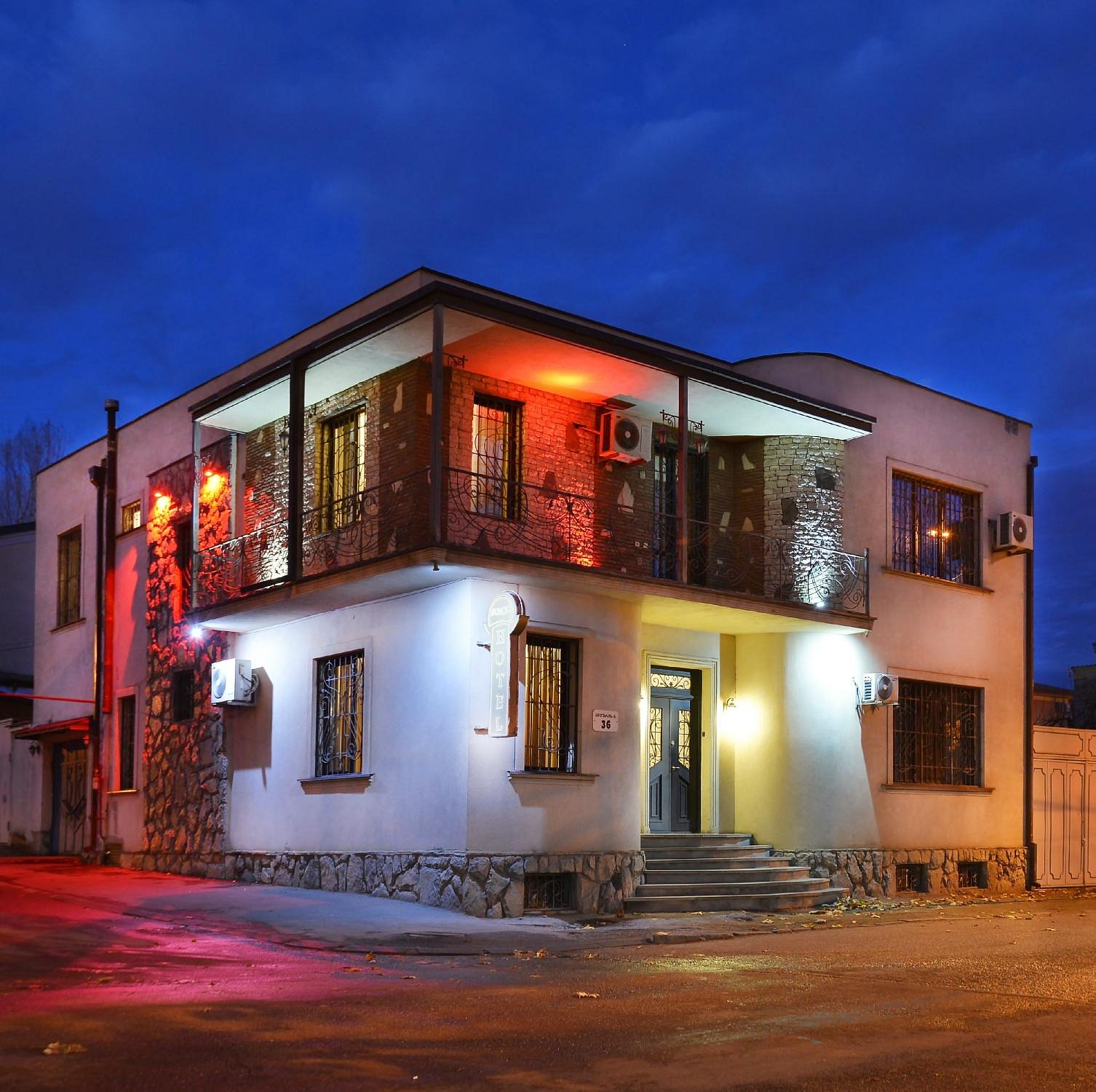 Take advantage of a discount on a standard room for 3 guests at Ponto Gallery.  image 10