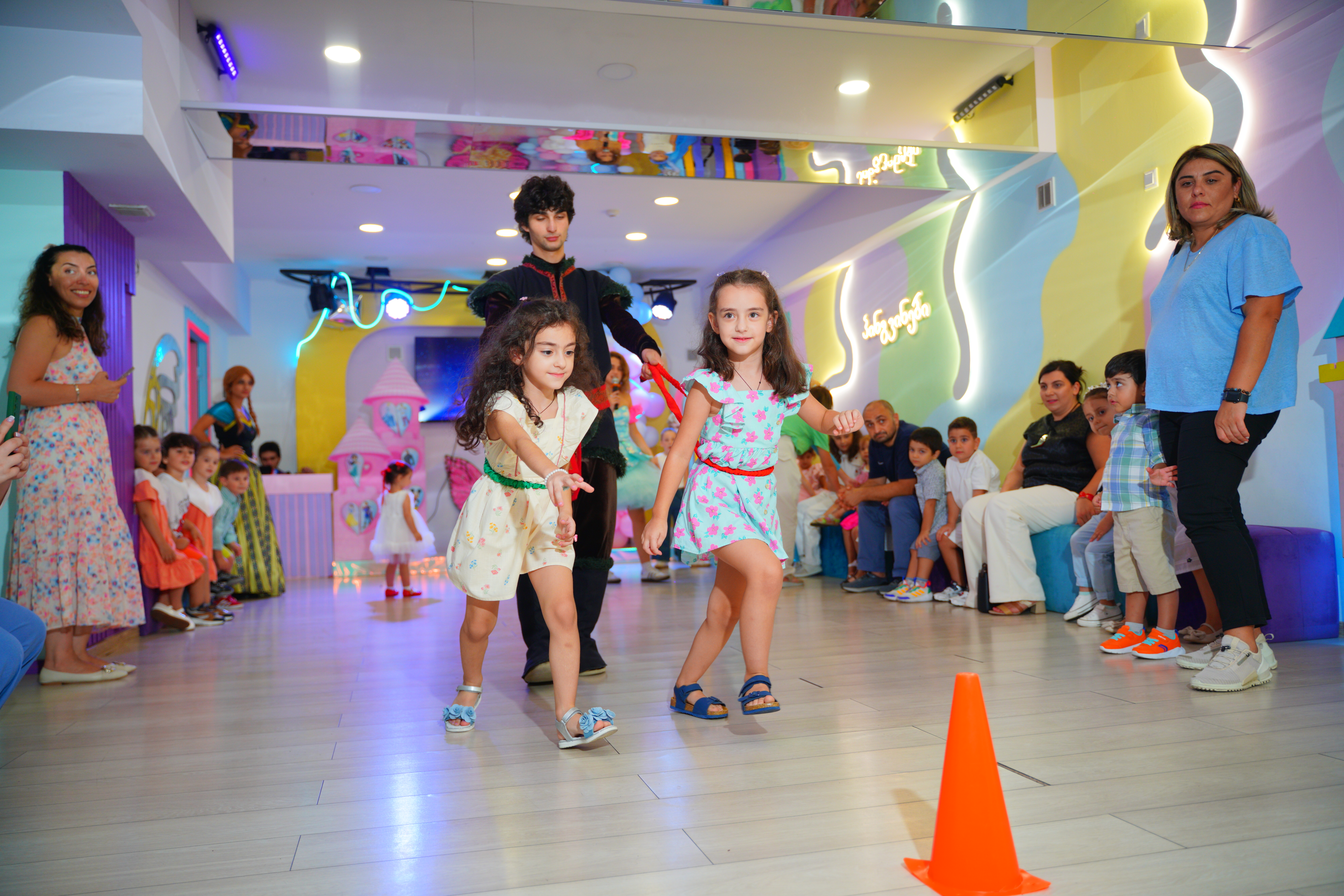 გაატარე დაუვიწყარი დრო გასართობ ცენტრ პინგვინებში image 0