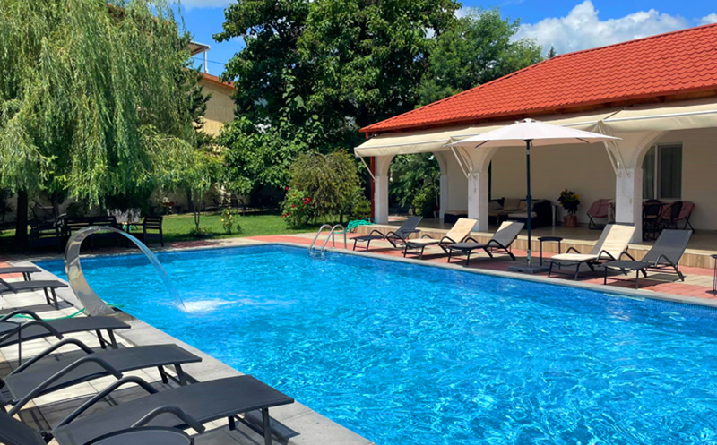Take advantage of a discount on a one-time visit to the outdoor swimming pool at Pawlonia Villa Kvareli. image 7