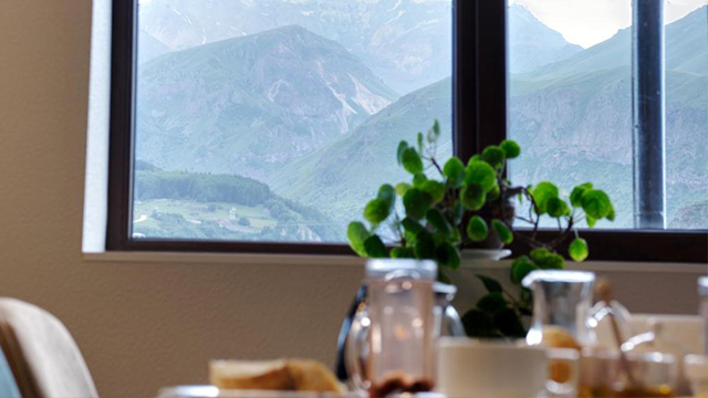 ისარგებლე ფასდაკლებით ნომერში 3 სტუმრის განთავსებაზე, სამების და მყინვარის ხედით აქსიენი | Axien -ში. image 5