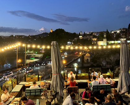 6 სტუმარზე, კერძები და სასმელი