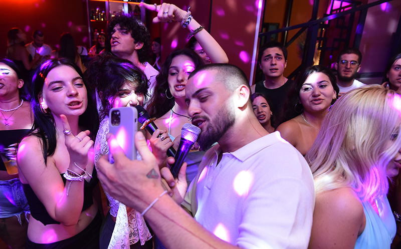 გაატარე დაუვიწყარი დრო მეგობრებთან ერთად კარაოკე ბარ დაიმონდში image 10