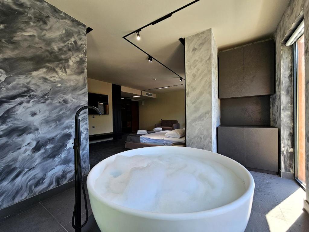 ისარგებლე ფასდაკლებით ორადგილიან ნომერში განთავსებაზე, საუზმით წყალტუბო ეპიკ სასტუმრო და სპა | Tskaltubo Epic Hotel & Spa -ში. image 6