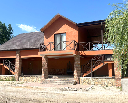 ნომრები 2 სტუმარზე საუზმით და ღია აუზით, კახეთში