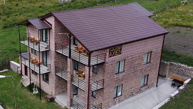 ისარგებლე ფასდაკლებით ნომერში 3 სტუმრის განთავსებაზე, სამების და მყინვარის ხედით აქსიენი | Axien -ში. image 2