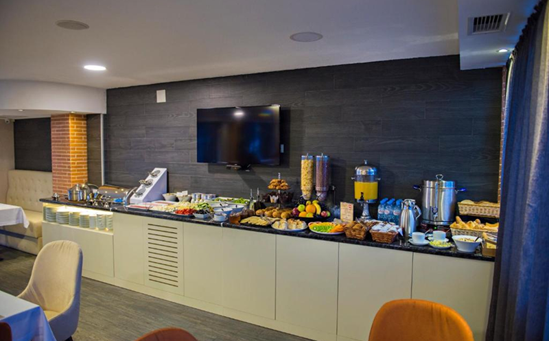 გაატარე დაუვიწყარი დრო მეგობრებთან ერთან სასტუმრო თბილისი ინნში 13