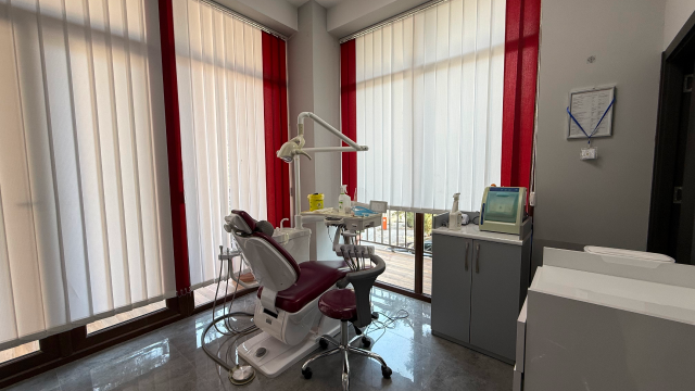 Take advantage of the discount on orthodontic retainers at Main Douce Clinic. image 2