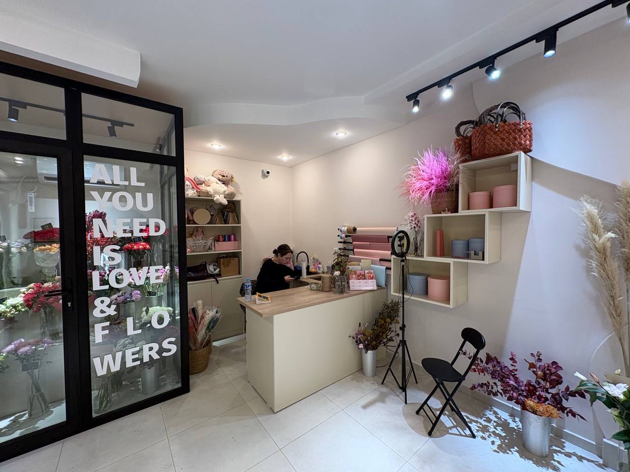 მიიღე სრული პრაქტიკული გაკვეთილები და შეისწავლე ტექნიკები და ინსტრუმენტები Noosh Flowers -ში. image 0