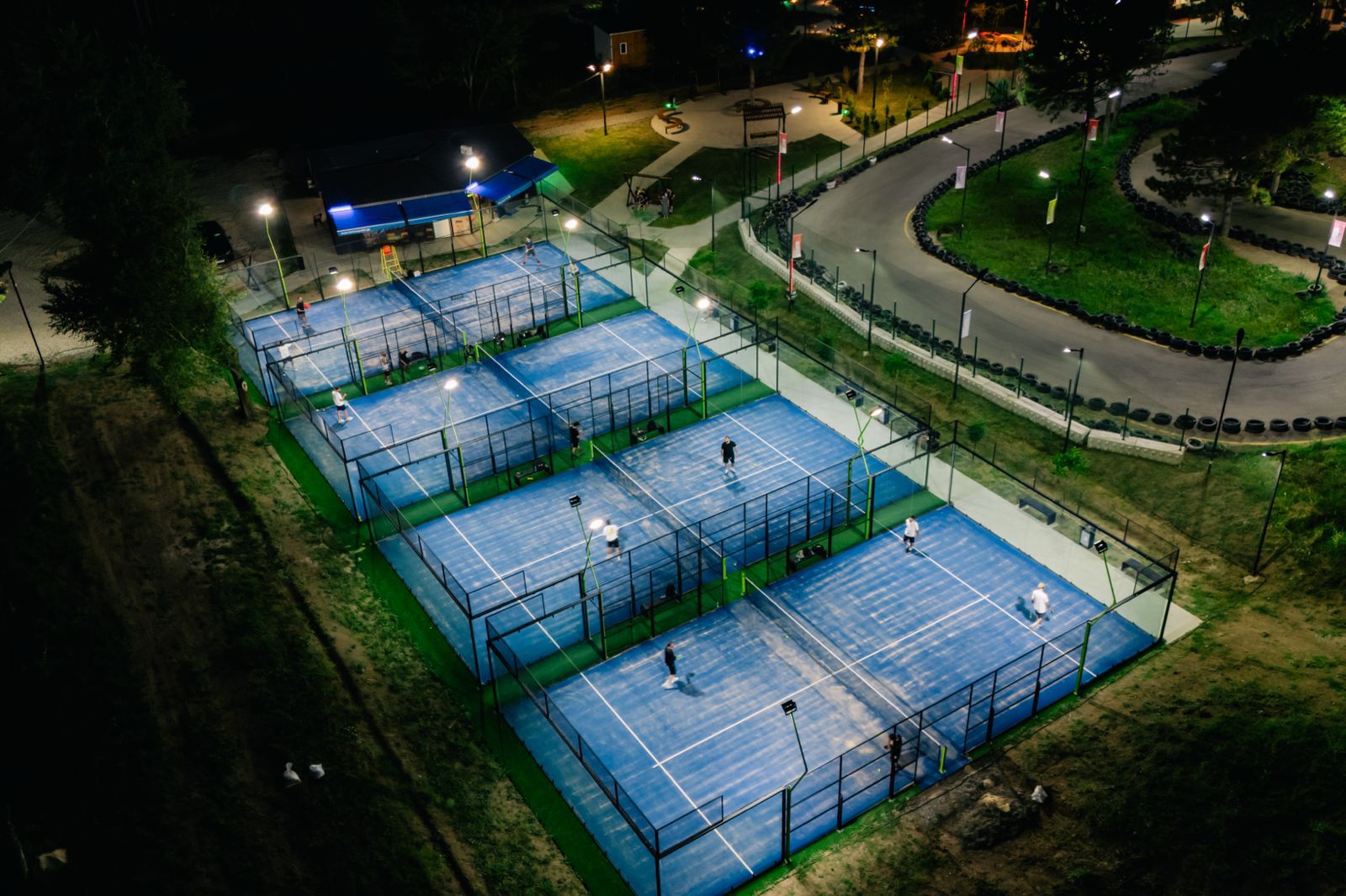 გაატარე დაუვიწყარი დრო მეგობრებთან ერთად პადელის კორტზე image 6