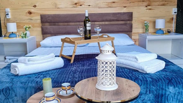 ისარგებლე ფასდაკლებით საოჯახო ნომერში 4 სტუმრის განთავსებაზე ბერხევა გლემპინგი | Berkheva Glamping -ში. image 14