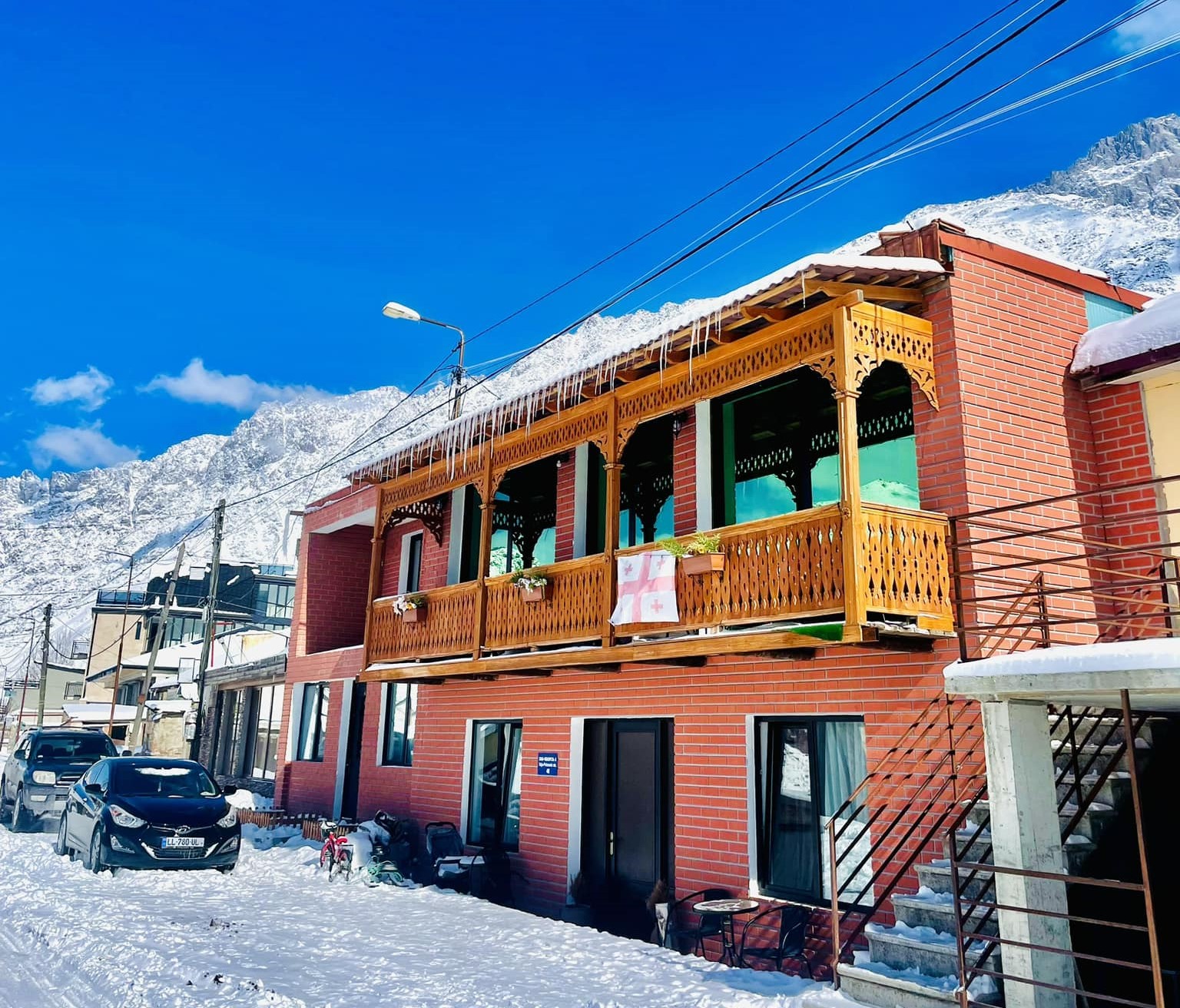 Relax with friends in the town of Stepantsminda.