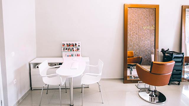 2 ლარად, 44%-მდე ფასდაკლების Swooper Code-ი LCN ფირმის შილაკის მანიკურზე ან პედიკურზე სილამაზის სალონში «Luxury» image 1