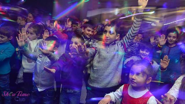 15 ლარად, 34%-იანი ფასდაკლების ვაუჩერი, საახალწლო პროგრამა 21 ბავშვზე + ტორტის გაჭრის ცერემონიალი კლუბში «SHOWTIME» image 3