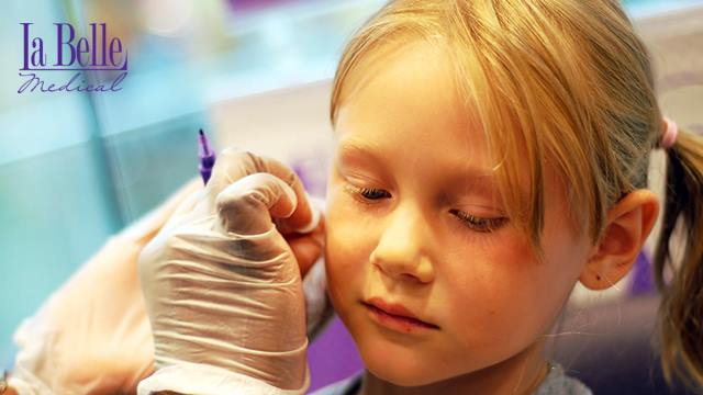 2 ლარად, 50%-იანი ფასდაკლების Swooper Code-ი ყურის გახვრეტაზე + საჩუქრად საყურე La Belle Medical-ში image 1